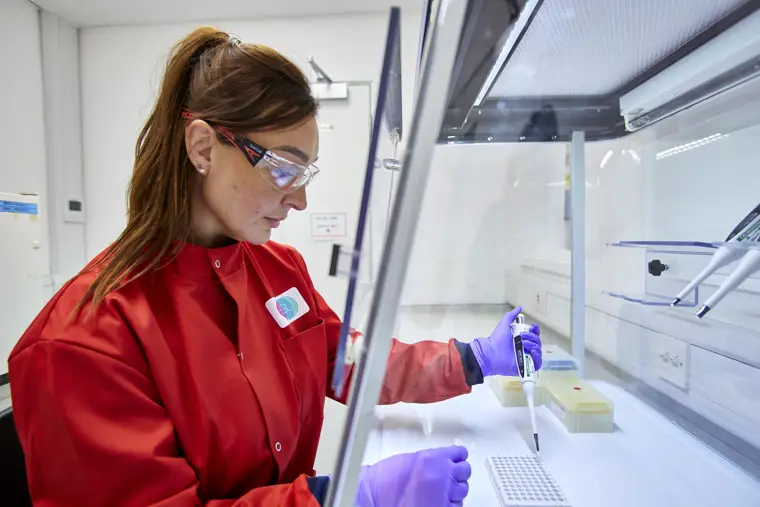 RSSL scientist performing PCR test in our BMA laboratory